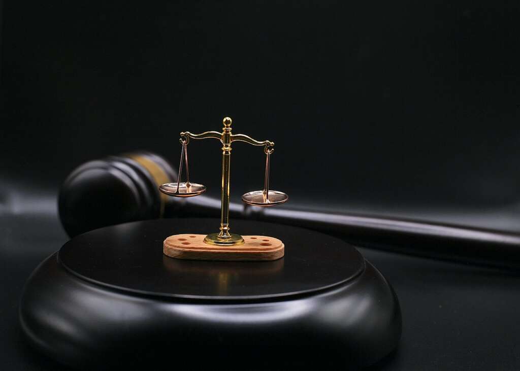 Balanza de la justicia representando las leyes que protegen la vida.